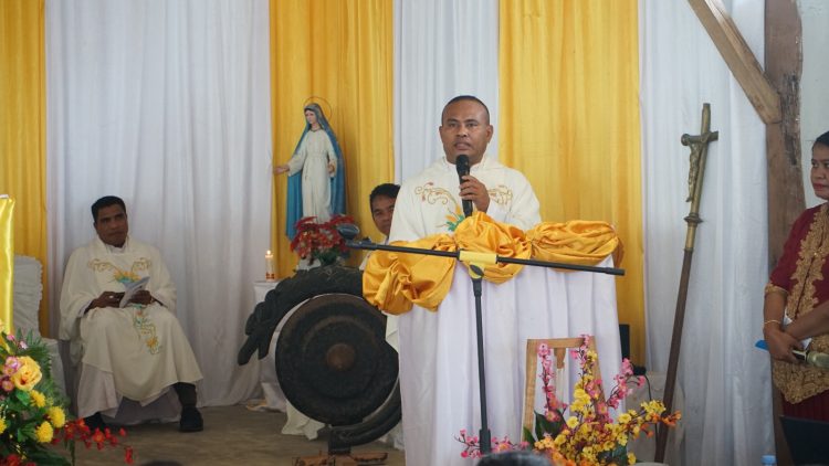 Wakil Uskup Wilayah Kei Besar RD. Yopi Sorlury menyampaikan sambutan saat acara syukuran misa pertama Pastor baru RD. Yosep Ohoiledjaan, di Ohoi/Desa Haar RK, Kecamatan Kei Besar Utara Timur, Kabupaten Maluku Tenggara, Maluku, Selasa (13/8/2024). Foto: Dedy Rumangun