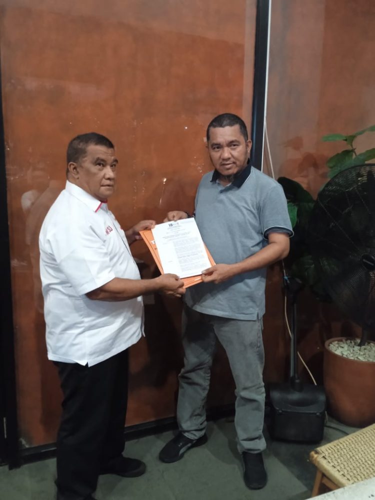 Ketua Tim Penjaringan Bacalon Kepala Daerah DPD Hanura Maluku Abu Bakar Talaohu menyerahkan rekomendasi Partai Hanura kepada Martinus Sergius Ulukyanan (MSU) di Jakarta, Selasa (27/8/2024). Foto: Humas DPP Hanura