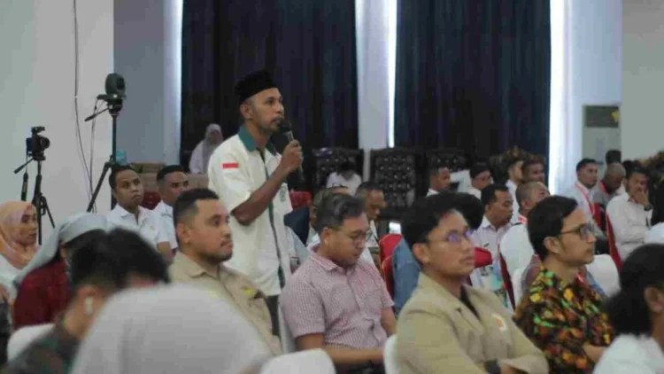 Sekretaris Pemuda Katolik Komisariat Cabang (Komcab) Maluku Tenggara, Ronald Toatubun, memberikan masukkan dalam kegiatan Musrenbang RPJPD 2025-2045, di Aula Kantor Bupati Malra pada Rabu (10/7/2024). Foto: Labes Remetwa