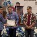 Pj. Gubernur Maluku Sadali Ie menyerahkan penghargaan kepada Pj. Bupati Malra Jasmono dalam acara Peringatan Hari Keluarga Nasional ke-31 Tingkat Provinsi Maluku di Ambon, Senin (15/7/2024). Foto: Dokpri