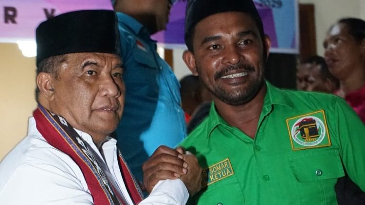 Ketua DPC PPP Malra Bersama Bakal Calon Bupati Maluku Tengaara, Martinus Sergius Ulukyanan. Foto : Dheddy Rumangun
