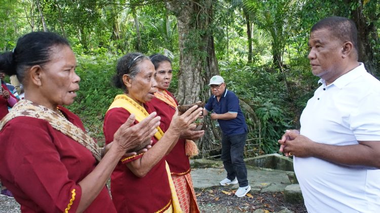 MSU Dan Keluarga Hollat Berkunjung Ke Ohoilim Disambut Prosesi Adat Sebagai “Renang Nen Yamab Mam