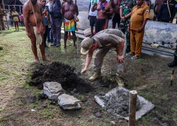 Peletakan Batu Pertama Monumen Adat Suku Kuri: Bupati Kaimana Freddy Thie: “Saya Punya Tanggung Jawab untuk Membangun Negeri Ini!”