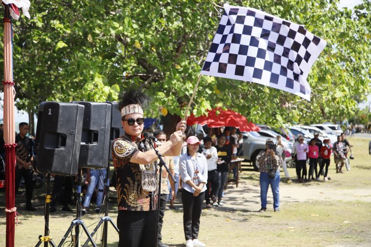 Parade Budaya Memeriahkan HUT Ke-21 Kaimana: Bupati Freddy Thie Ajak Masyarakat Jaga Kamtibmas