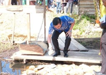 Bupati Freddy Thie Lakukan Peletakan Batu Pertama Rumah Pastori GKI Galilea Air Merah