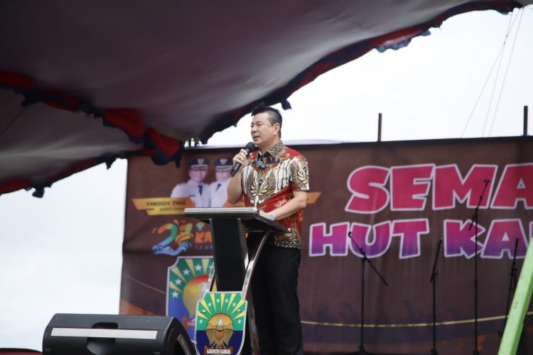 Puncak HUT Ke-21 Kaimana Freddy Thie Ajak Warga Kokohkan Persatuan
