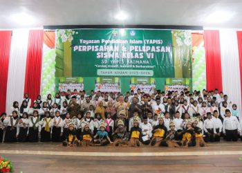 Bupati Freddy Thie Meriahkan Acara Pelepasan Siswa SD Yapis Kaimana