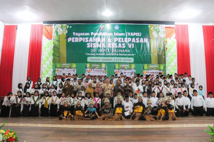 Bupati Freddy Thie Meriahkan Acara Pelepasan Siswa SD Yapis Kaimana