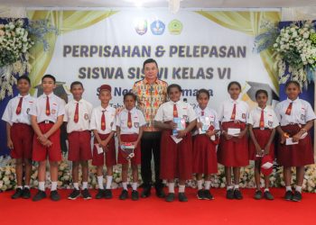 Bupati Freddy Thie Berikan Motivasi dalam Acara Pelepasan Siswa SD Negeri 4 Kaimana