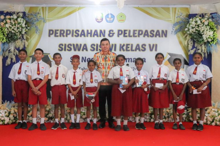 Bupati Freddy Thie Berikan Motivasi dalam Acara Pelepasan Siswa SD Negeri 4 Kaimana