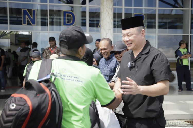 Kedatangan Kafilah MTQ Kaimana Disambut Bangga Oleh Bupati Freddy Thie