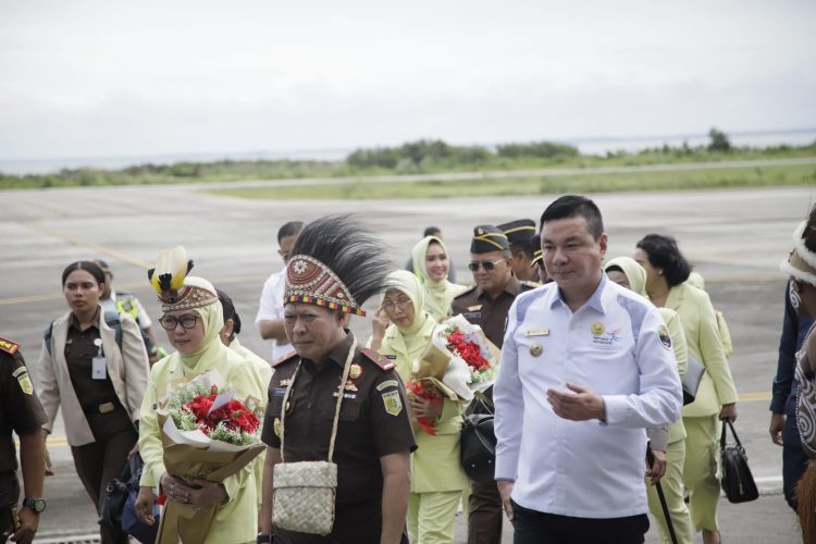 Bupati Freddy Thie Sambut Hangat Kunjungan Kerja Kepala Kejaksaan Tinggi Papua Barat