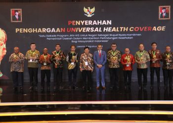 Bupati Freddy Thie Terima Piagam Penghargaan Universal Health Coverage (UHC) untuk Kabupaten Kaimana