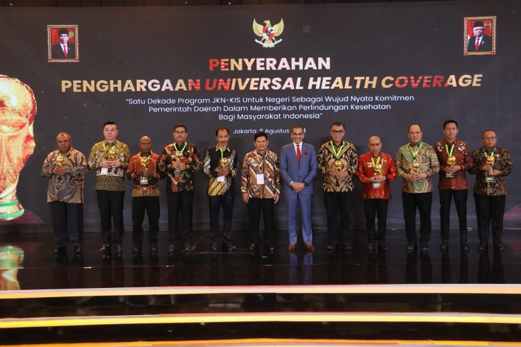 Bupati Freddy Thie Terima Piagam Penghargaan Universal Health Coverage (UHC) untuk Kabupaten Kaimana
