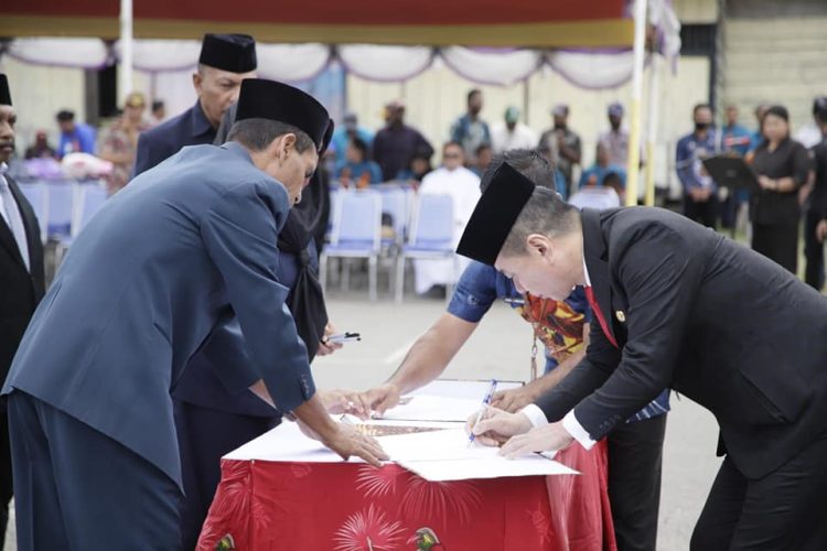 Bupati Freddy Thie Lantik 42 Pejabat Baru di Terminal Pasar Baru Kaimana
