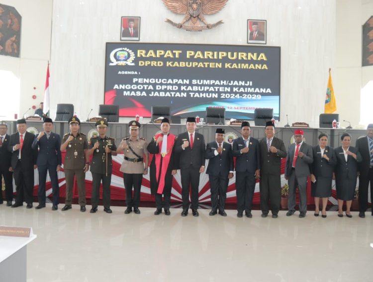 Bupati Freddy Thie Resmi Melantik Anggota DPRD Kaimana Periode 2024-2029