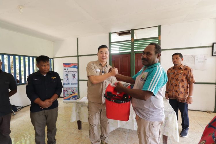Bupati Freddy Thie Serahkan Perahu Viber, Mesin, dan Buku Bacaan untuk Masyarakat Kampung Lobo