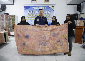 Bupati Freddy Thie Apresiasi Pelatihan Usaha Wanita Nelayan “Ecoprint” di Kaimana