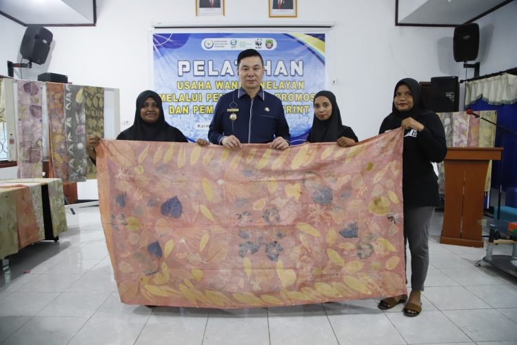 Bupati Freddy Thie Apresiasi Pelatihan Usaha Wanita Nelayan “Ecoprint” di Kaimana