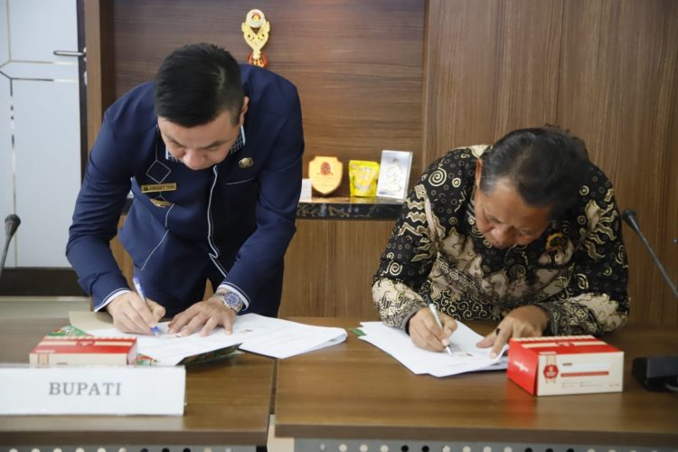 Bupati Kaimana Tandatangani Perjanjian Kerja Sama dengan Universitas Pendidikan Muhammadiyah Sorong