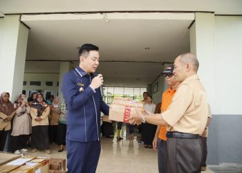 Bupati Freddy Thie Serahkan Alat TIK untuk Tingkatkan Kualitas Pendidikan di SMA 02 Kaimana