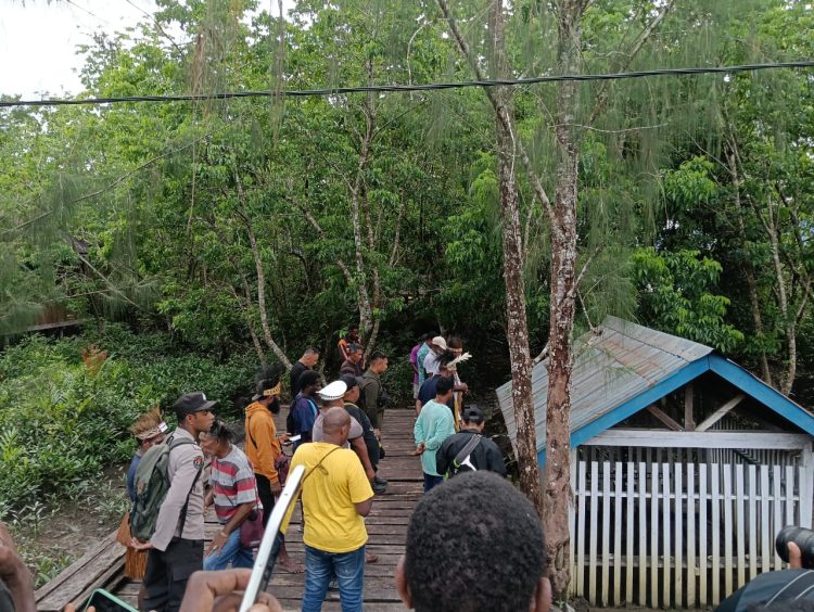 Tiba Di Asmat, Darius Gebze Ziarah Makam Mantan Bupati Yuvensius Biakai