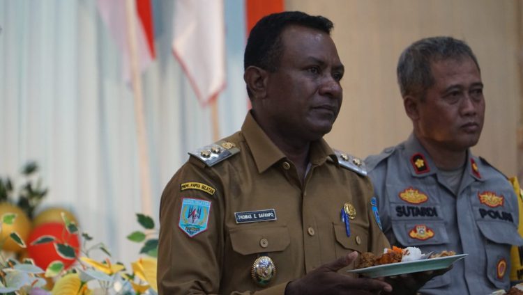 Mengharukan, Ingat Jasa Guru Wakil Bupati Asmat Teteskan Air Mata