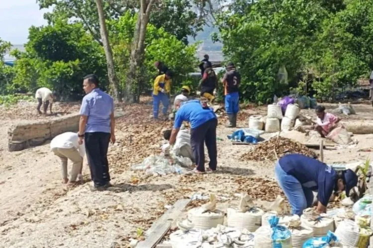 Pemerintah Kabupaten Kaimana Gelar Aksi Bersih Pantai untuk Tingkatkan Kesadaran Lingkungan