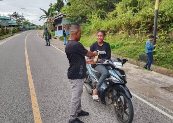 Batalyon 764/Iamba Baua dan OPC Kaimana Bagi Takjil Gratis. Bukti Toleransi Umat Beragama.