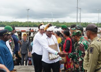 Tiba Di Asmat, Bupati Dan Wakil Bupati Disambut Meriah