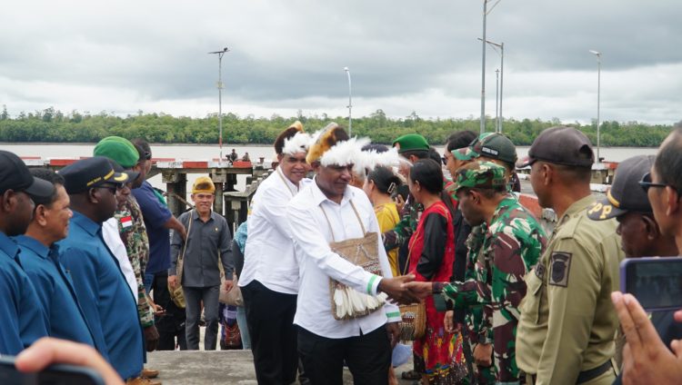 Tiba Di Asmat, Bupati Dan Wakil Bupati Disambut Meriah