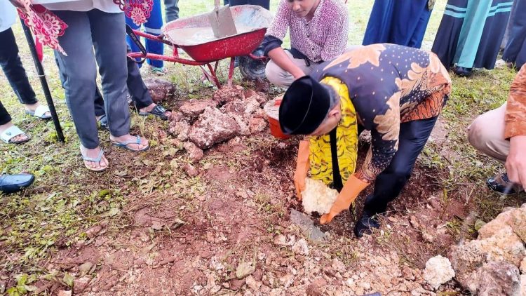 Wakil Wali Kota Tual Hadiri Peletakan Batu Pertama Mushola SMP Madani, Wujudkan Generasi Berakhlak dan Unggul