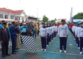Walikota Lepas Peserta Lomba Gerak Jalan Meriahkan HUT ke-18 Kota Tual 
