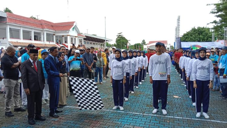 Walikota Lepas Peserta Lomba Gerak Jalan Meriahkan HUT ke-18 Kota Tual 