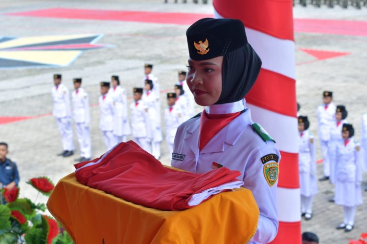 Profil Mecca Radin Ingratubun, Pembawa Bendera Merah Putih Kota Tual