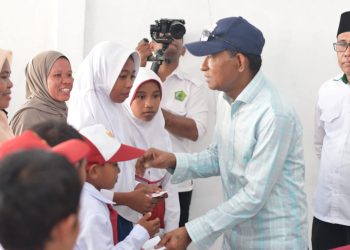 Pemkot Tual Serahkan Bantuan Kepada Siswa Siswi Kurang Mampu 