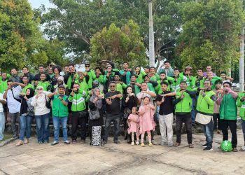 Wujud Kepedulian, Draiv Tual-Malra Bagikan Ratusan Takjil di Jembatan Watdek