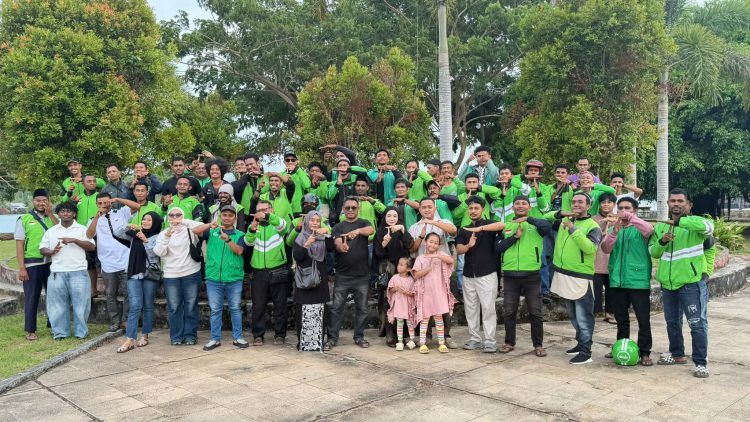 Wujud Kepedulian, Draiv Tual-Malra Bagikan Ratusan Takjil di Jembatan Watdek