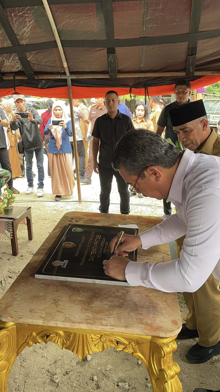 Gubernur Maluku Resmikan Perpustakaan, Perumahan, hingga Serahkan Sertifikat Tanah