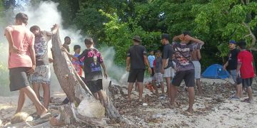 Siswa SMP Santi Dominico Savio Katlarat Gelar Aksi Bersih Pantai di Pulau Kelapa