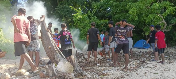 Siswa SMP Santi Dominico Savio Katlarat Gelar Aksi Bersih Pantai di Pulau Kelapa